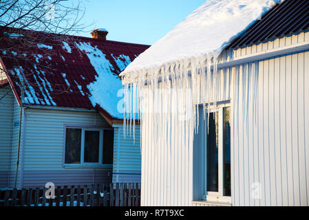 La petite maison avec des glaçons. La construction résidentielle sur une journée d'hiver, un peu de neige sur le toit au soleil, horizontal tourné Banque D'Images