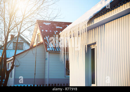 La petite maison avec des glaçons. La construction résidentielle sur une journée d'hiver, un peu de neige sur le toit au soleil, horizontal tourné Banque D'Images