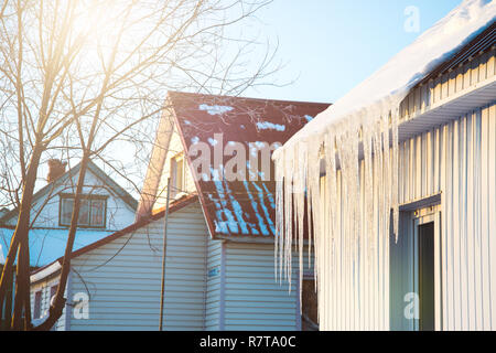 La petite maison avec des glaçons. La construction résidentielle sur une journée d'hiver, un peu de neige sur le toit au soleil, horizontal tourné Banque D'Images