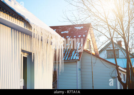 La petite maison avec des glaçons. La construction résidentielle sur une journée d'hiver, un peu de neige sur le toit au soleil, horizontal tourné Banque D'Images