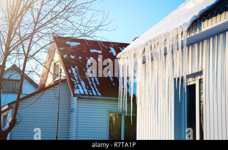 La petite maison avec des glaçons. La construction résidentielle sur une journée d'hiver, un peu de neige sur le toit au soleil, horizontal tourné Banque D'Images