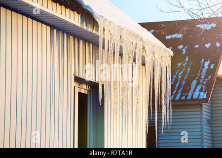 La petite maison avec des glaçons. La construction résidentielle sur une journée d'hiver, un peu de neige sur le toit au soleil, horizontal tourné Banque D'Images