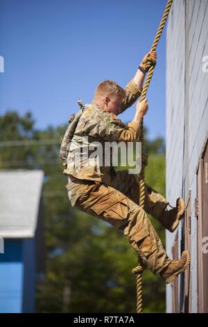 U.S. Army Ranger 1er lieutenant Nathan Edgar, affecté à la 1ère Division d'infanterie, descend une corde bien que concurrentes dans les cours d'Assaut Urbain au cours de la meilleure concurrence 2017 Rangers, sur Fort Benning, en Géorgie, le 7 avril 2017. La 34e conférence annuelle de David E. Grange Jr. meilleure concurrence Ranger 2017 est un événement de trois jours, composé de défis pour tester concurrent physique, mental, et les capacités techniques. Banque D'Images