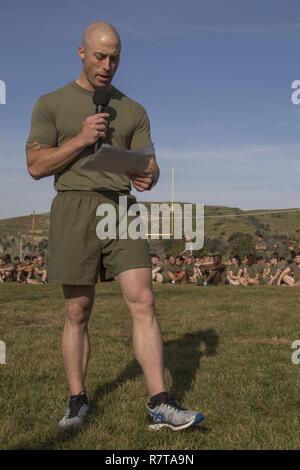 Corps des Marines des États-Unis 1er Sgt. Christian Bull, premier sergent, siège de la Compagnie Alpha, Bataillon de soutien et du Corps des Marines, à l'ouest des installations, du Marine Corps Base Camp Pendleton traite de la société le Camp Pendleton, en Californie, le 7 avril 2017. Banque D'Images