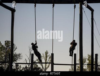 U.S. Army Rangers grimper une corde obstacle pendant la meilleure concurrence Ranger 2017 à Fort Benning, Géorgie, le 7 avril 2017. La 34e conférence annuelle de David E. Grange Jr. meilleure concurrence Ranger 2017 est un événement de trois jours, composé de défis pour tester concurrent physique, mental, et les capacités techniques. Banque D'Images