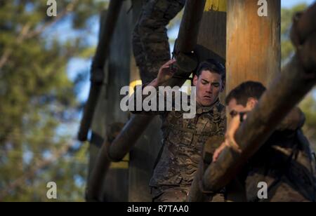 U.S. Army Rangers grimper un obstacle au cours de la meilleure concurrence Ranger 2017 à Fort Benning, Géorgie, le 7 avril 2017. La 34e conférence annuelle de David E. Grange Jr. meilleure concurrence Ranger 2017 est un événement de trois jours, composé de défis pour tester concurrent physique, mental, et les capacités techniques. Banque D'Images