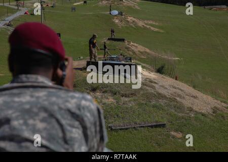 La CPS de l'armée américaine. Sharell Madden à partir de la 982e Compagnie de la Caméra de combat (Airborne) prend des photos de Rangers comme ils le feu sur des cibles pour les armes officielles partie de la meilleure compétition de Rangers à Fort Benning en Géorgie, le 7 avril 2017. Le meilleur ranger la concurrence est un événement de trois jours, composé de défis pour tester concurrent physique, mental, et les capacités techniques, et place le meilleur du militaire deux hommes les uns contre les autres équipes de Rangers à concourir pour le titre de meilleur Ranger. Banque D'Images