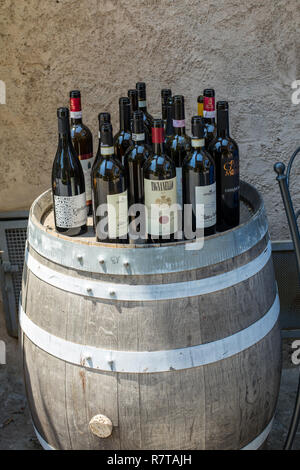 Ravello, Italie - 16 juin 2017 : des bouteilles vides de divers types de vin sur un vieux fût de chêne à Ravello. Côte Amalfitaine. Italie Banque D'Images