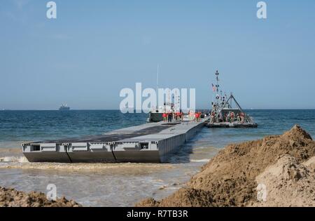 POHANG, République de Corée (7 avril 2017) - Les soldats attachés à 331e compagnie de transport se préparer à atterrir le Trident Pier sur Dogu Beach pendant le fonctionnement de l'exercice Pacific Reach (2017 OPRex17). OPRex17 est un événement de formation bilatérale conçu pour garantir l'état de préparation et de soutenir la République de Corée et les États-Unis En exerçant l'Alliance d'un domaine Distribution Center (ADC), un point d'alimentation en air Terminal (ATSP), combiné au cours de logistique commune-la-Rive (CJLOTS), et l'utilisation du rail, voies navigables intérieures, côtières et les opérations de levage pour valider le concept opérationnel atteindre. Banque D'Images