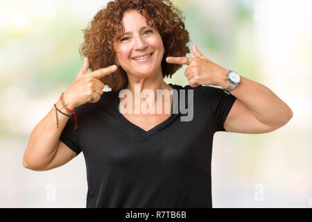 Beau milieu ager senior woman smiling fond isolé plus confiant avec les doigts et en montrant les dents et bouche. Concept de santé. Banque D'Images