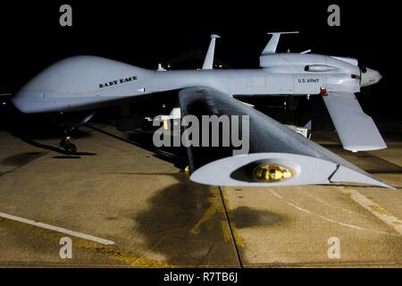 Le MQ-1C Gray Eagle est une plate-forme d'endurance capable de voler pendant près de 27 heures à des vitesses allant jusqu'à 150 noeuds en transportant jusqu'à quatre missiles AGM-114 Hellfire. Les soldats de l'armée américaine attribuée à la société D, 10e Régiment d'aviation, 10e division de montagne, déployée à Al Asad, l'Iraq, à l'appui de la Force opérationnelle interarmées - fonctionnement inhérentes à résoudre, fournir l'appui feu sur le champ de bataille du ciel. Les GFIM-OIR est la Coalition mondiale pour vaincre ISIS en Iraq et en Syrie. Banque D'Images