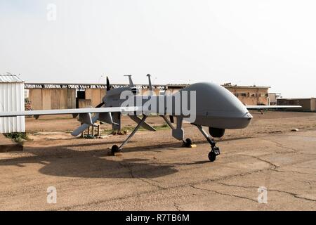 Le MQ-1C Gray Eagle est une plate-forme d'endurance capable de voler pendant près de 27 heures à la fois à des vitesses allant jusqu'à 150 noeuds en transportant jusqu'à quatre missiles AGM-114 Hellfire. Les soldats de l'armée américaine avec la société D, 10e Régiment d'aviation, 10e division de montagne, déployée à Al Asad, l'Iraq, fournir un appui-feu aérien à l'effet combiné de la Force opérationnelle - fonctionnement inhérentes à résoudre, la Coalition mondiale pour vaincre ISIS en Iraq et en Syrie. Banque D'Images