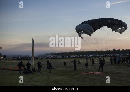 Un parachutiste de l'armée américaine de la Ft. Benning Équipe de démonstration de parachutisme des ailes d'argent atterrit sur un secteur désigné au cours de la meilleure concurrence Ranger 2017 de Fort Mitchell, Ala., le 8 avril 2017. La 34e conférence annuelle de David E. Grange Jr. meilleure concurrence Ranger 2017 est un événement de trois jours, composé de défis pour tester concurrent physique, mental, et les capacités techniques. Banque D'Images