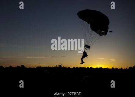 Un parachutiste de l'armée américaine de la Ft. Benning Silver Wings l'équipe de démonstration de parachutisme descend vers la zone de débarquement désignés au cours de la meilleure concurrence Ranger 2017 de Fort Mitchell, Ala., le 8 avril 2017. La 34e conférence annuelle de David E. Grange Jr. meilleure concurrence Ranger 2017 est un événement de trois jours, composé de défis pour tester concurrent physique, mental, et les capacités techniques. Banque D'Images