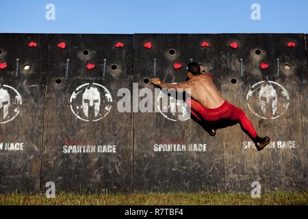 Un concurrent Course Spartan monte un obstacle lors d'une course Spartan au meilleur Concours 2017 Rangers à Fort Mitchell, Ala., le 8 avril 2017. La 34e conférence annuelle de David E. Grange Jr. meilleure concurrence Ranger 2017 est un événement de trois jours, composé de défis pour tester concurrent physique, mental, et les capacités techniques. Banque D'Images