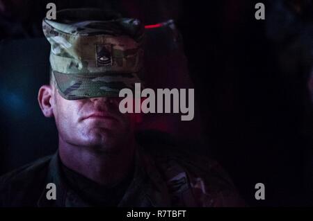 Un Ranger de l'armée américaine prend une pause avant d'affronter dans une course Spartan durant la meilleur Concours 2017 Rangers à Fort Mitchell, Ala., le 8 avril 2017. La 34e conférence annuelle de David E. Grange Jr. meilleure concurrence Ranger 2017 est un événement de trois jours, composé de défis pour tester concurrent physique, mental, et les capacités techniques. Banque D'Images