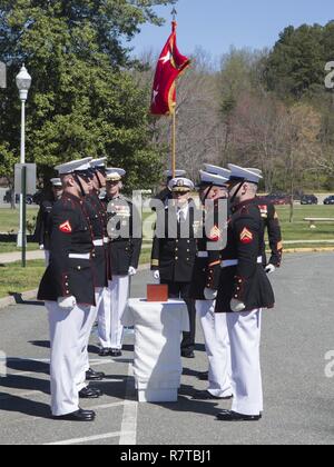 U. S. Marines avec Marine Barracks Washington préparer pour déplacer le reste du Corps des Marines à la retraite le général Lawrence F. Snowden durant son service commémoratif à la U.S. Marine Memorial Chapel, Quantico, en Virginie, le 8 avril 2017. Snowden a pris sa retraite en 1979 après près de 40 ans de service, ont combattu en engagement pendant la Seconde Guerre mondiale, la guerre de Corée, et au Vietnam. Il est décédé le 18 février 2017. Il est bien en vue de la retraite après avoir connu pour l'organisation de la réunion "d'honneur" des missions qui est l'occasion pour le japonais et américains des anciens combattants et leurs familles, les dignitaires, les chefs et les soldats de bo Banque D'Images