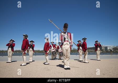 WASHINGTON, DISTRICT DE COLUMBIA - Des soldats du 3e Régiment d'infanterie (aussi connu sous le nom de 'vieille garde') au cours de la concurrence l'équipe de drill Drill Team Service Commun 08 avril 2017, Exposition, du Jefferson Memorial à Washington, D.C. Percer des équipes de tous les quatre branches des forces armées américaines et de la Garde côtière des États-Unis ont participé à l'affichage de compétences lors de l'événement qui célèbre le patrimoine militaire des États-Unis au National Cherry Blossom Festival. L'infanterie américaine 3d est la plus ancienne unité d'infanterie en service actif dans l'armée, qui sert depuis 1784, la vieille garde est l'unité de l'Armée de cérémonie officielle Banque D'Images