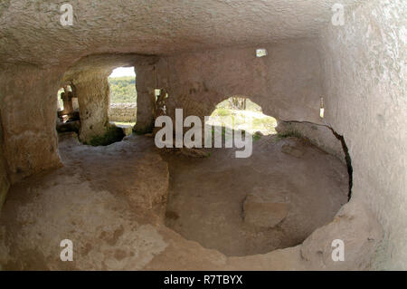 Cave, cave ville d'Chufut-Kale, près de Bakhtchyssaraï, Crimea, Ukraine Banque D'Images