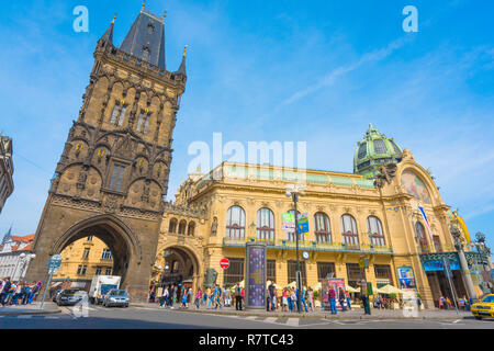 La Maison municipale de Prague, vue de l'Obecni Dum (Maison Municipale) bâtiment avec la tour-Porte médiévale en poudre à gauche, Prague, République tchèque. Banque D'Images