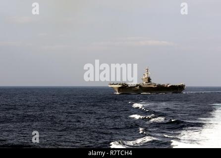 Mer des Philippines (27 mars 2017) classe Nimitz porte-avions USS Carl Vinson (CVN 70) transits la mer des Philippines. Le groupe aéronaval du Carl Vinson est en fonction d'un programme de déploiement de l'ouest du Pacifique avec le groupe aéronaval du Carl Vinson dans le cadre de la flotte américaine du Pacifique visant à étendre la commande et des fonctions de contrôle des États-unis 3e Flotte de l'Indo-Asia-région du Pacifique. Porte-avions de la marine ont patrouillé la grève des groupes Indo-Asia-Pacifique régulièrement et systématiquement pour plus de 70 ans. Banque D'Images