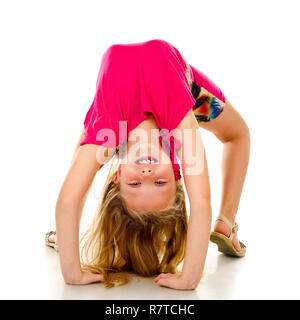 Petite fille gymnaste isolé sur fond blanc Banque D'Images