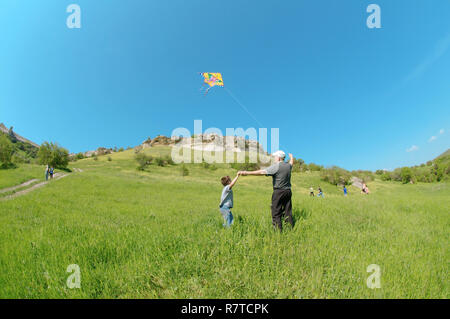 Grand-père et petit-fils voler un cerf-volant, Crimée), Crimée, Ukraine Banque D'Images