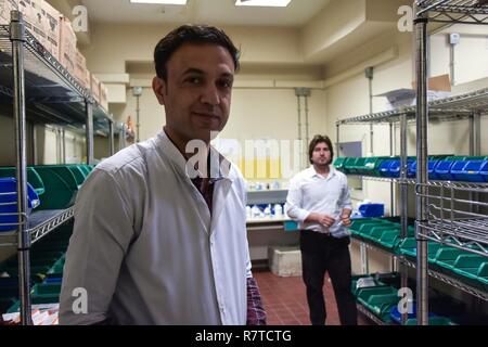 Les pharmaciens de l'Hôpital Militaire National de Kaboul les stocks de médicaments conduite de la consultation externe, pharmacie, Kaboul, Afghanistan, 1 avril. Banque D'Images