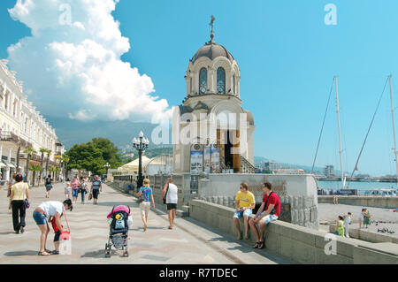 Église orthodoxe sur le front de mer de Yalta, Yalta, Crimée, Ukraine Banque D'Images