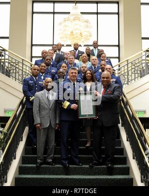 Vice-amiral. Karl Schultz, commandant, U.S. Coast Guard de l'Atlantique, reçoit une copie encadrée de la protocole d'entente qu'il a signé avec M. Eddie Moore, Jr., Président de Norfolk State University, qui a officialisé un partenariat entre la Garde côtière et Norfolk State University pour la College Student Pre-Commissioning Initiative (CSPI) Mars 27, 2017 programme. L'IPLC programme aide les étudiants inscrits, ou acceptée pour l'inscription à temps plein à un programme de baccalauréat dans un établissement d'enseignement admissible, terminer le programme et recevoir une commission d'officier dans la Garde côtière à la fin. U Banque D'Images