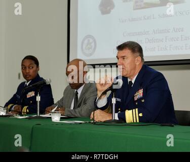 Vice-amiral. Karl Schultz, commandant, U.S. Coast Guard de l'Atlantique, s'adresse aux élèves de Norfolk State University au cours d'un forum sur le leadership, qui a eu lieu parallèlement à la signature d'un protocole d'entente avec l'université, d'établir un lien entre elle et la Garde côtière canadienne pour la College Student Pre-Commissioning Mars 27, 2017 de l'Initiative. L'IPLC programme aide les étudiants inscrits, ou acceptée pour l'inscription à temps plein à un programme de baccalauréat dans un établissement d'enseignement admissible, terminer le programme et recevoir une commission d'officier dans la Garde côtière à la fin. U Banque D'Images