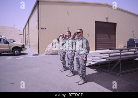 U.S. Air Force Colonel Webb (à gauche), le sergent-chef Austin (milieu), le capitaine Webb (à droite) salue l'arrivée de l'armée de l'air Vice-chef de cabinet au cours d'une visite à la 386e d'entretien d'aéronefs au groupe expéditionnaire un en Asie du Sud-Ouest, le 9 avril 2017. Le 386e groupe de maintenance des aéronefs expéditionnaire est composé d'aviateurs à partir de plusieurs unités, y compris le 145e Airlift Wing de la Caroline du Nord. Banque D'Images