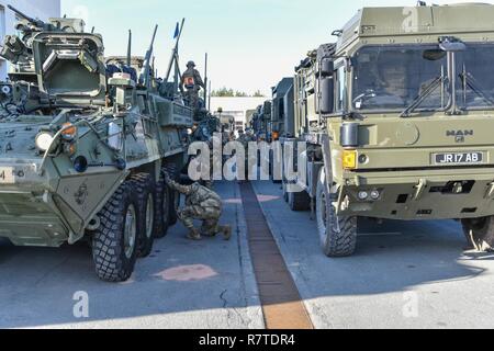 Des soldats effectuent des vérifications préventives sur leurs véhicules en République tchèque au cours de la bataille de la Pologne Groupe convoi, 25 mars 2017. Le convoi est en route vers la Pologne où, Orzysz elles s'intégreront dans les soldats polonais et roumain pour une rotation de six mois l'OTAN pour une meilleure présence de l'avant. L'OTAN est un PEF, alliées de la défense déployées à l'avant et de dissuasion en Europe de l'est de protéger et de rassurer l'Est de l'OTAN, les États membres de leur sécurité. Banque D'Images