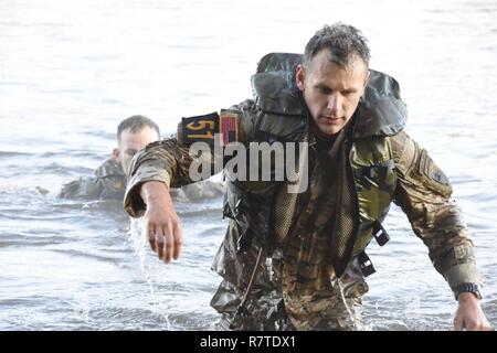 Le Sgt. 1re classe Jesse Volk, de la Garde nationale du Texas, fait son chemin sur la terre ferme après avoir réussi au cours de la Le lieutenant général David E. Grange Jr. meilleure concurrence Rangers 7 avril à Fort Benning, en Géorgie. Le concours, maintenant dans sa 34e année, des tests des compétences de Ranger de l'armée au cours d'un match trois jours exténuants. Banque D'Images