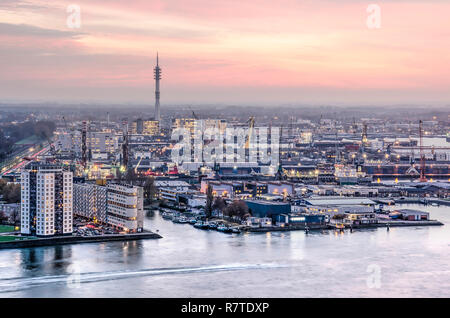 Rotterdam, Pays-Bas, le 12 novembre 2018 : bâtiments d'habitation et d'installations portuaires autour de port de Waalhaven sous un ciel rose au coucher du soleil Banque D'Images