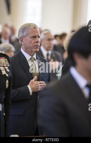 Ancien Corps des Marines américains, le général James Amos 35e Commandant du Corps des Marines, chante l'hymne national au cours d'un service commémoratif en l'honneur du Corps des Marines à la retraite le général Lawrence F. Snowden au U.S. Marine Memorial Chapel, Marine Corps Base Quantico, en Virginie, le 8 avril 2017. Snowden, qui a pris sa retraite en 1979 après près de 40 ans de service, ont combattu en engagement pendant la Seconde Guerre mondiale, la guerre de Corée et la guerre du Vietnam. Banque D'Images