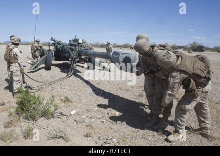 Les Marines américains avec batterie Bravo, 1er Bataillon Maritime 10e Régiment de Marines 2e Division de marines décharger une M77 155mm Howitzer remorqué à l'appui d'armes et les tactiques d'instructeurs (WTI) 2-17 à Firebase Burt, Californie, le 8 avril 2017. Le WTI est un événement de formation de sept semaines, organisé par Marine Aviation armes et tactiques d'un escadron (MAWTS-1), qui met l'intégration opérationnelle des six fonctions de l'aviation du Corps des Marines à l'appui d'une masse d'Air Maritime Task Force. MAWTS-1 fournit les tactiques avancées la formation et la certification des qualifications des instructeurs de l'unité à l'appui de M Banque D'Images