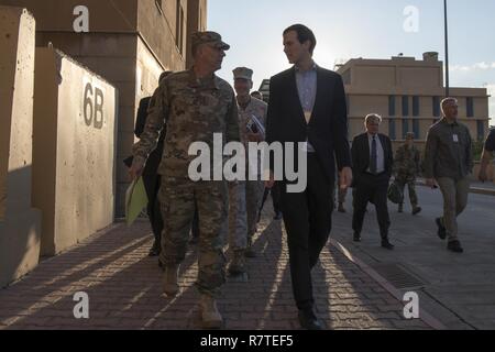 Jared Kushner, Conseiller principal au président Donald J. Trump, parle avec le lieutenant général Stephen J. Townsend, commandant de la Force opérationnelle interarmées combinée - Fonctionnement résoudre inhérent, après son arrivée à Bagdad, l'Iraq, le 3 avril 2017. Banque D'Images