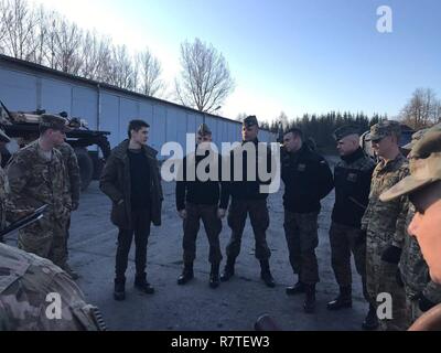 Les soldats de l'Armée américaine à partir de 64e Bataillon de soutien de la Brigade Blindée, 3e Brigade Combat Team, 4e Division d'infanterie, et polonaise Skwierzyna 35e Escadron de missiles de défense aérienne Des soldats effectuent un convoi exposé sur les mesures de sécurité avant d'un convoi mixte à la mission des bases à Zagan polonaise et de Boleslawiec. Les quatre membres du service polonais sélectionnés pour rejoindre le convoi ont été intégrés dans le chargement de pièces de réparation de véhicules, la mise en scène, servant sur le convoi, et un compte-rendu après la mission de retour à Skwierzyna. Les opérations conjointes font partie de la 3e rotation de l'ABCT Atlantique en vertu de la résolution. Banque D'Images