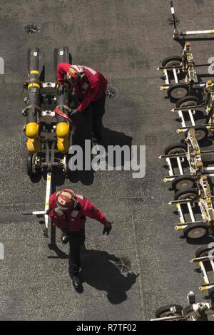 Le golfe arabique (6 avril 2017) transport des marins et des munitions sur le pont d'envol du porte-avions USS George H. W. Bush (CVN 77) (GHWB). GHWB est déployée dans la zone 5e flotte américaine des opérations à l'appui d'opérations de sécurité maritime visant à rassurer les alliés et les partenaires, et de préserver la liberté de navigation et la libre circulation du commerce dans la région. Banque D'Images