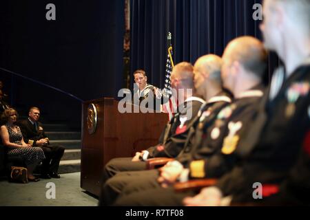 WASHINGTON (6 avril 2017) Naval Air Crewman (hélicoptère) 1re classe Mark Brown donne des commentaires après avoir été nommée la réserve 2016 marin de l'année. Brown, affectés à des opérations tactiques mobiles du détachement de la marine au Centre 273 Centre de soutien opérationnel, Detroit, sera avancé à meritoriously premier maître au chef des opérations navales marin de l'année 7. Banque D'Images