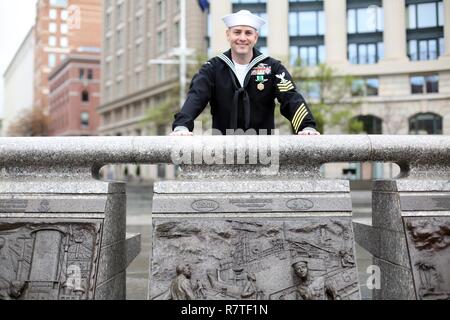 WASHINGTON (6 avril 2017) Naval Air Crewman (hélicoptère) 1re classe Mark Brown est au-dessus de la réserve marine plaque à l'United States Navy Memorial après avoir été nommée la réserve 2016 marin de l'année. Brown est affecté à des opérations tactiques mobiles du détachement de la marine au Centre 273 Centre de soutien opérationnel, Detroit et sera avancé à meritoriously premier maître au chef des opérations navales marin de l'année 7. Banque D'Images