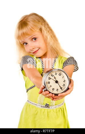 Petite fille avec horloge isolé sur fond blanc Banque D'Images