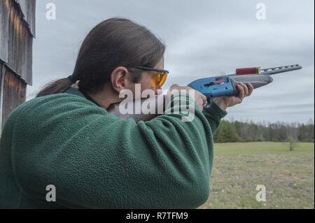 Jeff Madore de forêt un fusil lors d'une compétition de tir au pigeon d'organisée par le Navy-Marine Corps Relief Society (NMCRS) au Club de tir Quantico, Marine Corps Base Quantico, en Virginie, le 30 mars 2017. L'événement s'est tenu d'apporter à l'NMCRS sensibilisation qui offre de collecte de fonds financiers, éducatifs, et d'autres de l'aide fondée sur les besoins en service actif à la retraite et de marins et Marines. Banque D'Images