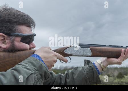 Bradley Kelly tire un fusil lors d'une compétition de tir au pigeon d'organisée par le Navy-Marine Corps Relief Society (NMCRS) au Club de tir Quantico, Marine Corps Base Quantico, en Virginie, le 30 mars 2017. L'événement s'est tenu d'apporter à l'NMCRS sensibilisation qui offre de collecte de fonds financiers, éducatifs, et d'autres de l'aide fondée sur les besoins en service actif à la retraite et de marins et Marines. Banque D'Images