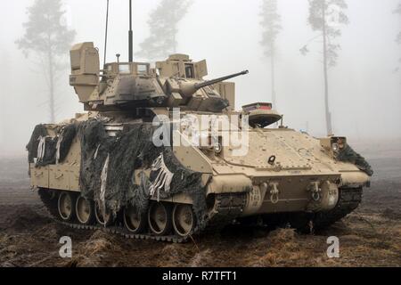 Un M1A2 Abrams tank assigné au chaos Company, 1-68 Armor Bataillon est prêt à être utilisé dans le cadre d'un exercice de combat militaire avec des soldats estoniens du 04-06 avril, 2017 dans le domaine de la formation centrale estonienne près de Tapa, l'Estonie. Des soldats de l'1-68 Armor bataillon, basée à Fort Carson, Colorado, participent à une rotation d'accroître les capacités des Forces de défense de l'Estonie dans le cadre de l'opération dirigée par l'OTAN et résoudre l'Atlantique. L'Atlantique, l'opération dirigée par l'américain en Europe de l'Est, témoigne de l'engagement des États-Unis à la sécurité collective de l'OTAN et dévouement à enduring Banque D'Images