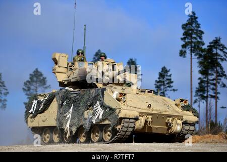 Des soldats américains affectés au chaos Company, 1-68 Armor Battalion participer à un exercice de combat militaire conjointe avec les soldats estoniens du 04-06 avril, 2017 dans le domaine de la formation centrale estonienne près de Tapa, l'Estonie. Des soldats de l'1-68 Armor bataillon, basée à Fort Carson, Colorado, participent à une rotation d'accroître les capacités des Forces de défense de l'Estonie dans le cadre de l'opération dirigée par l'OTAN et résoudre l'Atlantique. L'Atlantique, l'opération dirigée par l'américain en Europe de l'Est, témoigne de l'engagement des États-Unis à la sécurité collective de l'OTAN et son dévouement à la paix durable et la stabilité Banque D'Images