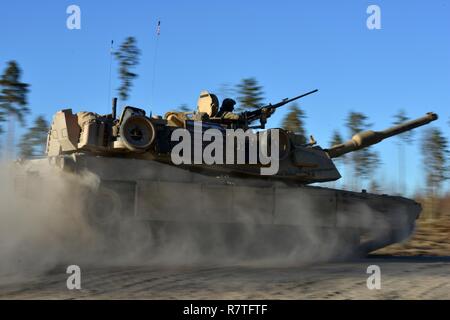 Des soldats américains affectés au chaos Company, 1-68 Armor Battalion participer à un exercice de combat militaire conjointe avec les soldats estoniens du 04-06 avril, 2017 dans le domaine de la formation centrale estonienne près de Tapa, l'Estonie. Des soldats de l'1-68 Armor bataillon, basée à Fort Carson, Colorado, participent à une rotation d'accroître les capacités des Forces de défense de l'Estonie dans le cadre de l'opération dirigée par l'OTAN et résoudre l'Atlantique. L'Atlantique, l'opération dirigée par l'américain en Europe de l'Est, témoigne de l'engagement des États-Unis à la sécurité collective de l'OTAN et son dévouement à la paix durable et la stabilité Banque D'Images