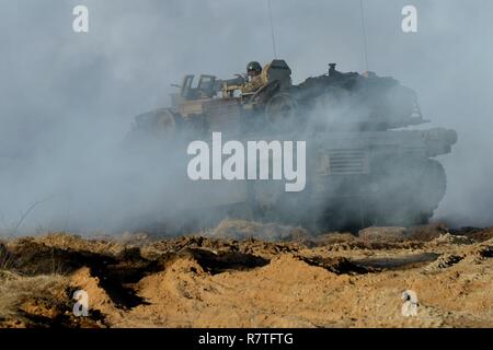 Des soldats américains affectés au chaos Company, 1-68 Armor Battalion participer à un exercice de combat militaire conjointe avec les soldats estoniens du 04-06 avril, 2017 dans le domaine de la formation centrale estonienne près de Tapa, l'Estonie. Des soldats de l'1-68 Armor bataillon, basée à Fort Carson, Colorado, participent à une rotation d'accroître les capacités des Forces de défense de l'Estonie dans le cadre de l'opération dirigée par l'OTAN et résoudre l'Atlantique. L'Atlantique, l'opération dirigée par l'américain en Europe de l'Est, témoigne de l'engagement des États-Unis à la sécurité collective de l'OTAN et son dévouement à la paix durable et la stabilité Banque D'Images