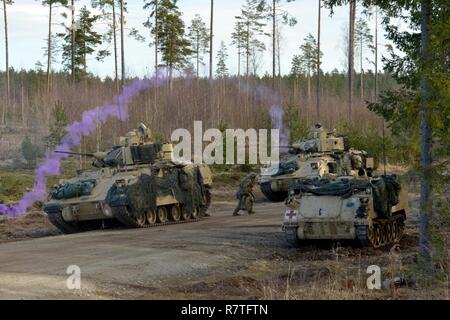 Des soldats américains affectés au chaos Company, 1-68 Armor Battalion conduite de tir réel au niveau de la section dans le cadre d'un exercice de combat militaire conjointe avec les soldats estoniens du 04-06 avril, 2017 dans le domaine de la formation centrale estonienne près de Tapa, l'Estonie. Des soldats de l'1-68 Armor bataillon, basée à Fort Carson, Colorado, participent à une rotation d'accroître les capacités des Forces de défense de l'Estonie dans le cadre de l'opération dirigée par l'OTAN et résoudre l'Atlantique. L'Atlantique, l'opération dirigée par l'américain en Europe de l'Est, témoigne de l'engagement des États-Unis à la sécurité collective de l'OTAN et dévouement à l'e Banque D'Images